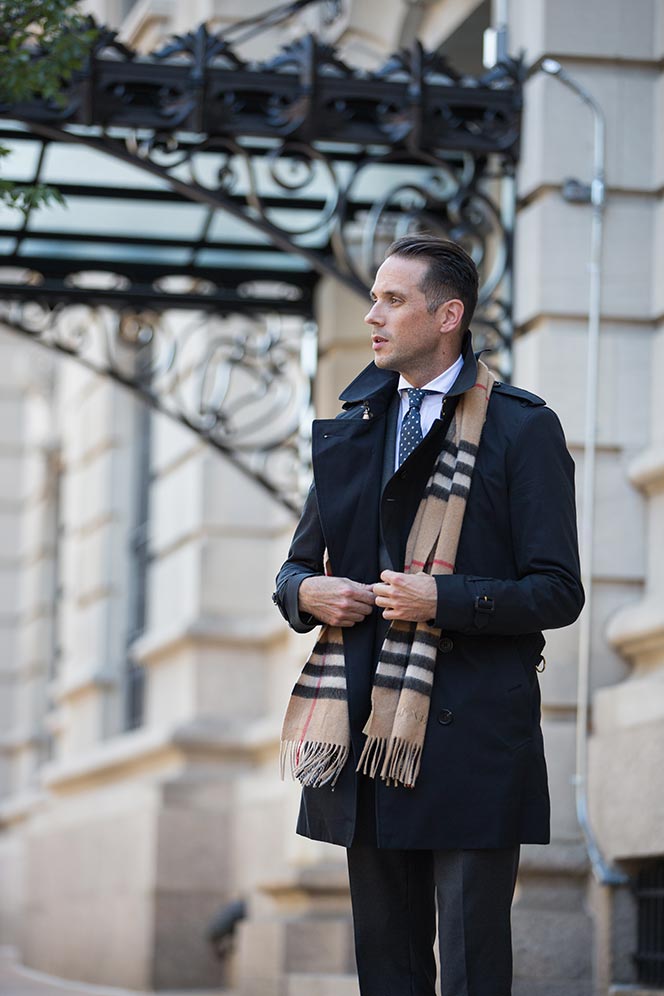 how to wear burberry scarf men