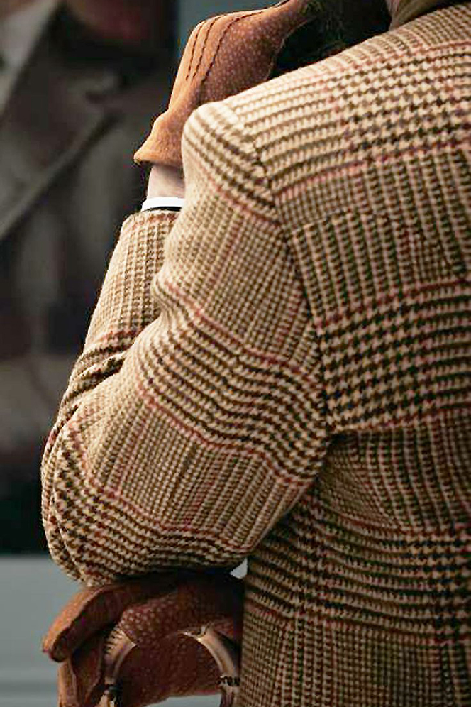houndstooth-fabric-pattern-tan-blazer-brown-leather-gloves-outfit-idea-for-fall