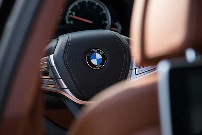 bmw-7-series-2016-features-review-steering-wheel