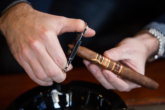 how to cut a cigar straight cut figurado