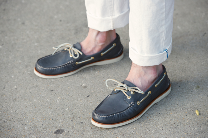 what-shoes-to-wear-with-white-jeans-blue-boat-shoes-sperry-topsider - He  Spoke Style