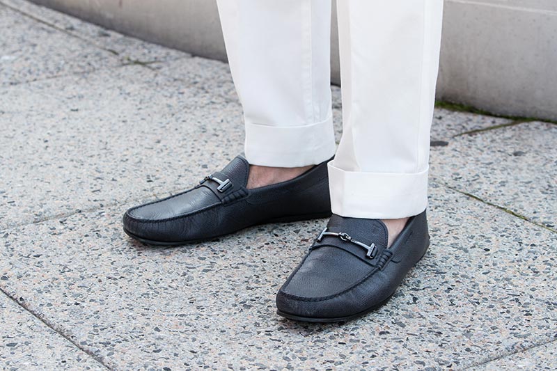 tods-dark-navy-blue-driving-loafers-with-white-pants-2-inch-cuff
