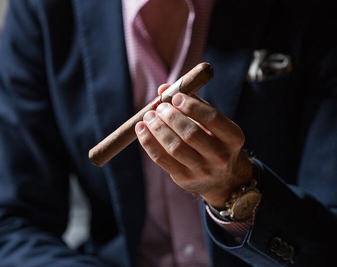 hold cigar properly