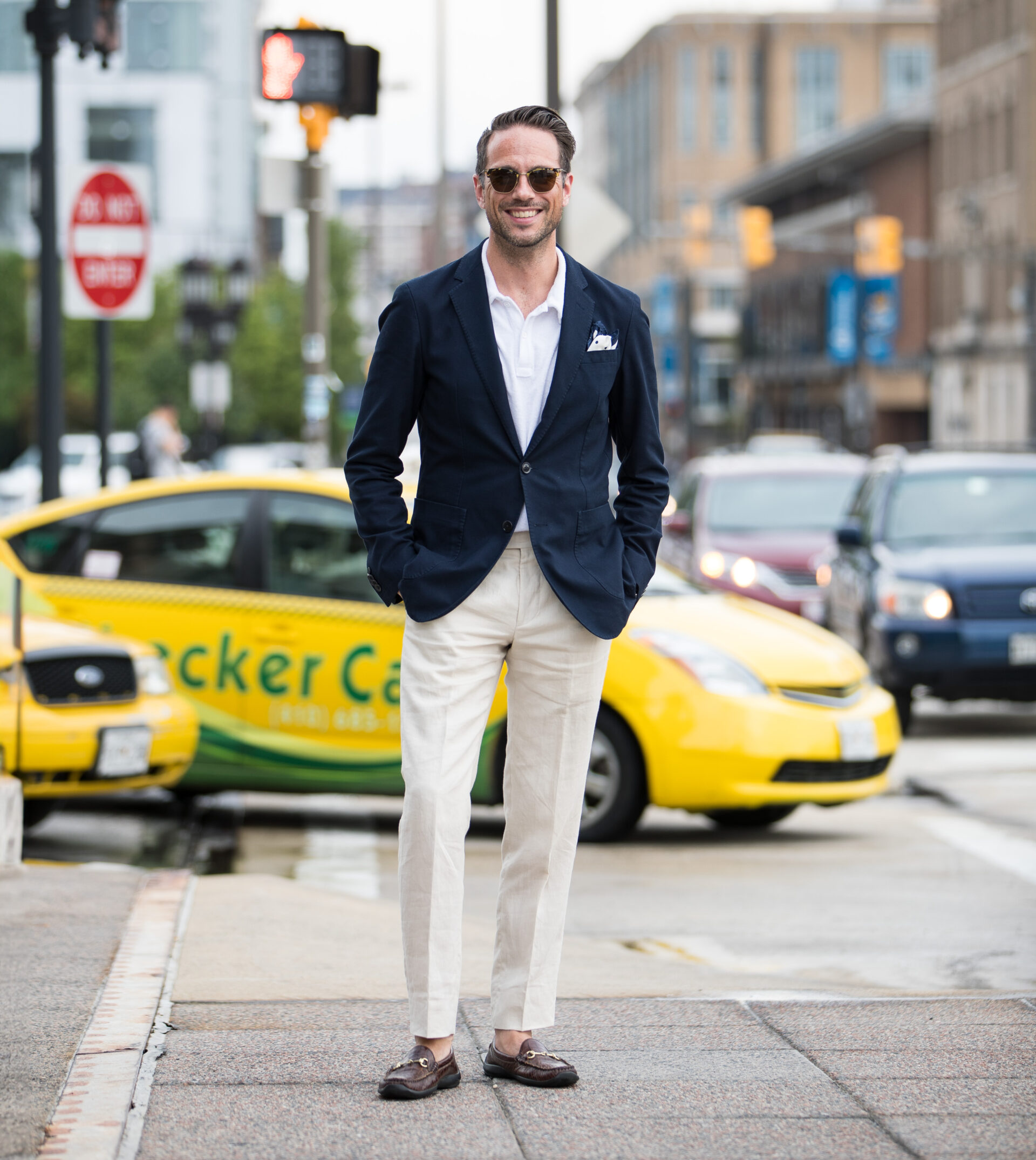 https://hespokestyle.com/wp-content/uploads/2016/08/navy-sport-coat-with-white-polo-shirt-outfit-idea-960x1075@2x.jpg
