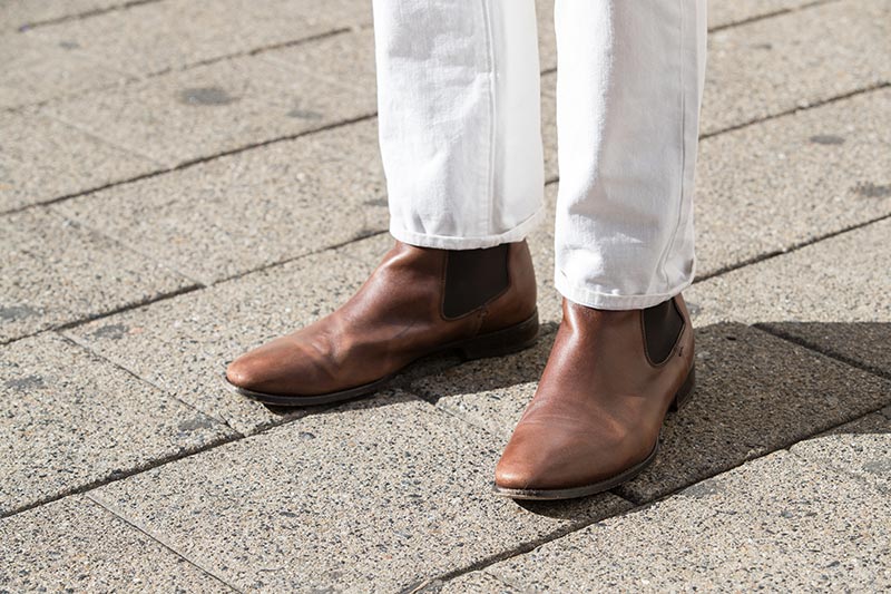 brown-leather-chelsea-boots-jack-erwin-white-jeans-cuffed-once-mens-style-outfit-ideas-spring-fashion