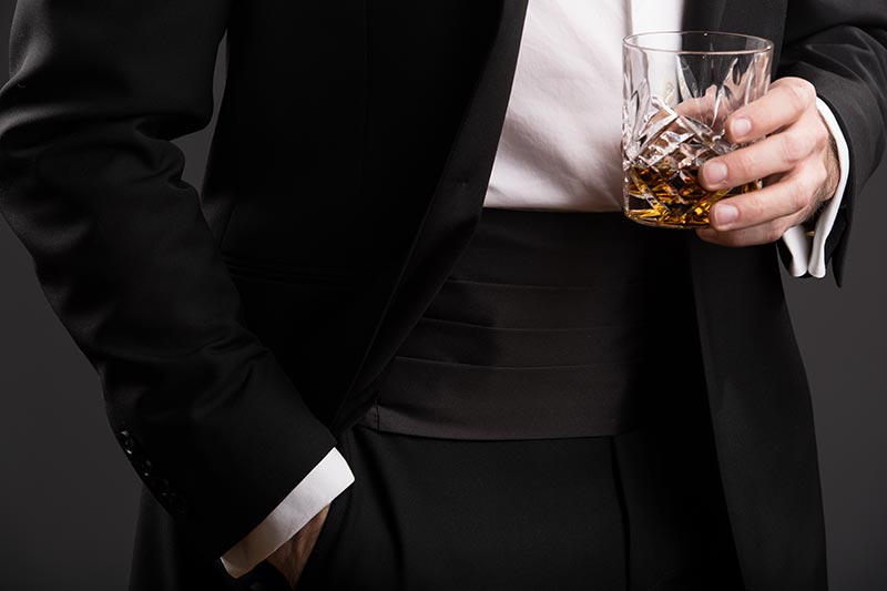 how-to-wear-tuxedo-cummerbund-black-tie-attire-wedding