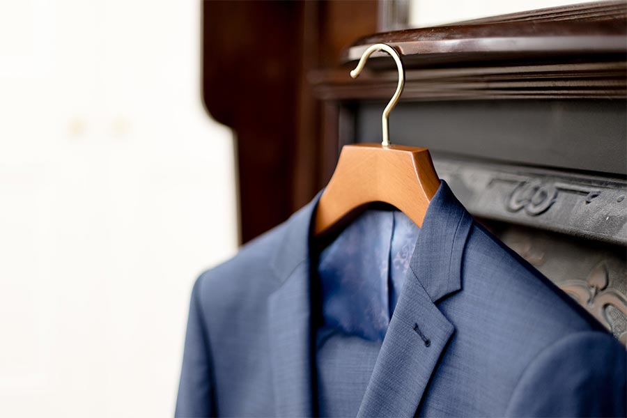 https://hespokestyle.com/wp-content/uploads/2017/09/taking-care-your-clothes-essential-tools-guide-butler-luxury-hangers-suit-pants-jacket.jpg